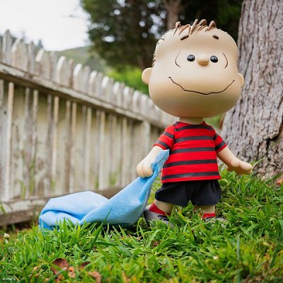 Peanuts Supersize Action Figure Linus with Blanket 41 cm